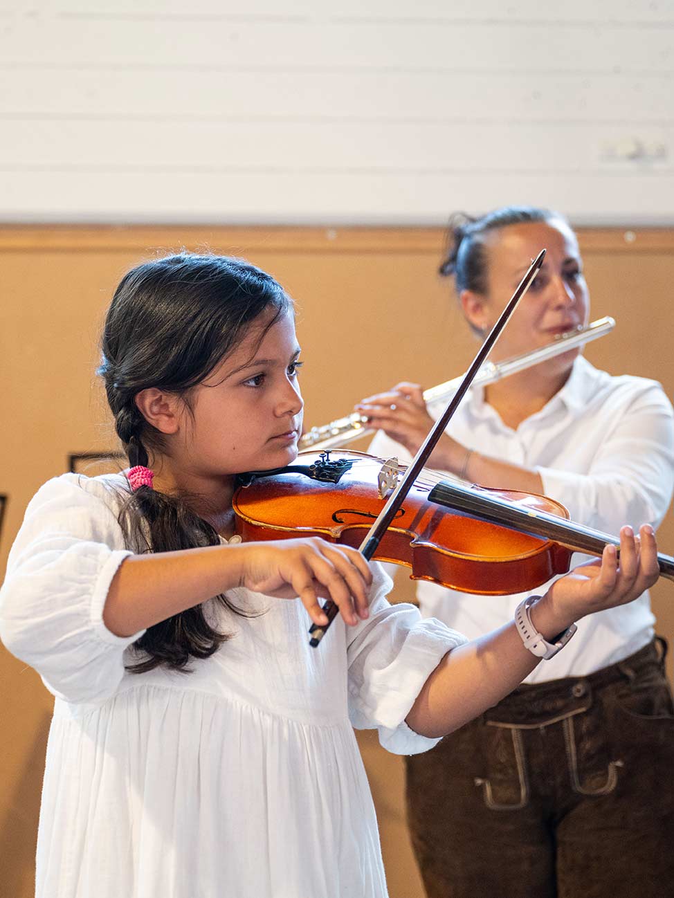 Musikschule-Eisenwurzen_Geige-Querfloete Musikschule-Eisenwurzen_ 2 Mädchen spielen mit Geige und Querfloete