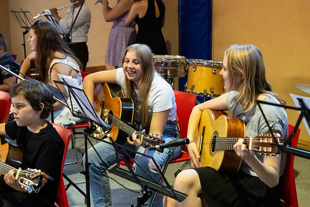Musikschule-Eisenwurzen_Gitarren Musikschule Eisenwurzen Mädchen spielen auf Gitarre und Querfloete